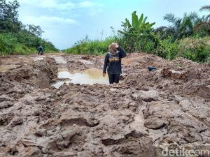 Pose Gadis Hijaber di Sumsel Mandi Lumpur Protes Jalan Rusak Pose Gadis Hijaber di Sumsel Mandi Lumpur Protes Jalan Rusak