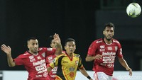 Lagi-lewat operan Ricky Fajrin, Platje tak kesulitan menceploskan bola ke gawang Mitra Kukar.
