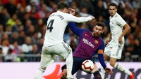 Jelang turun minum, Ramos dan Messi saling berselisih. Hal itu dipicu dari ayunan tangan Ramos yang mengenai wajah Lionel Messi. (Foto: Juan Medina/Reuters)