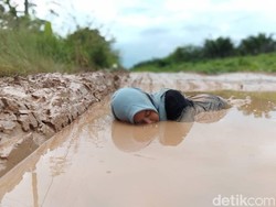 Lagi! Gadis di Sumsel Mandi Lumpur Protes Jalan Rusak