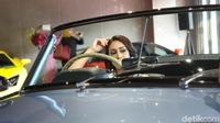 Rani Sutari dan Mobil Klasik