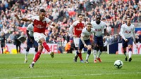 Arsenal melewatkan peluang mencetak gol tambahan dari titik putih setelah eksekusi Pierre-Emerick Aubameyang diselamatkan Hugo Lloris. REUTERS/David Klein.
