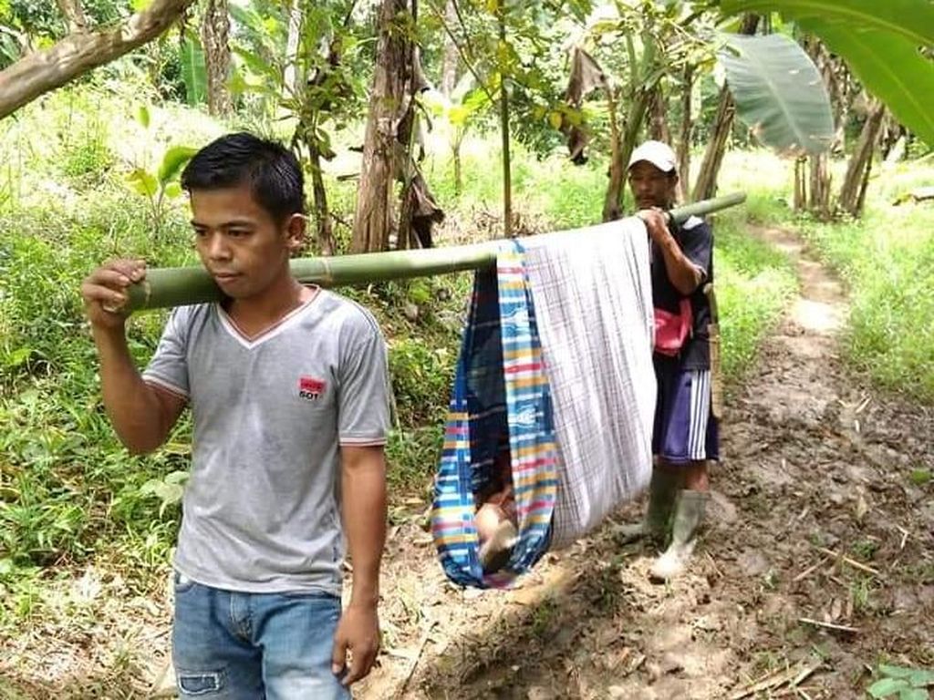 Bu Bupati, Wargamu Jalan Kaki Tandu Orang Sakit Pakai Sarung ke Puskesmas Bu Bupati, Wargamu Jalan Kaki Tandu Orang Sakit Pakai Sarung ke Puskesmas