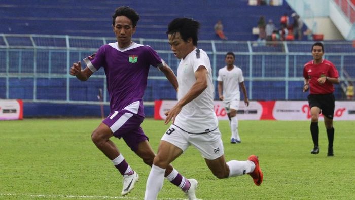 Persita Tangerang (ungu) kalah 0-2 dari Persela Lamongan di laga perdana Grup E Piala Presiden 2019. (Foto: Ari Bowo Sucipto/ANTARA FOTO) Persita Tangerang (ungu) kalah 0-2 dari Persela Lamongan di laga perdana Grup E Piala Presiden 2019. (Foto: Ari Bowo Sucipto/ANTARA FOTO)