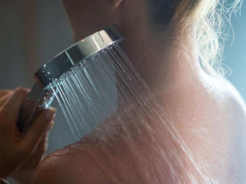 Dilarang Mandi Pagi Sehabis Begadang, Memang Kenapa? Dilarang Mandi Pagi Sehabis Begadang, Memang Kenapa?