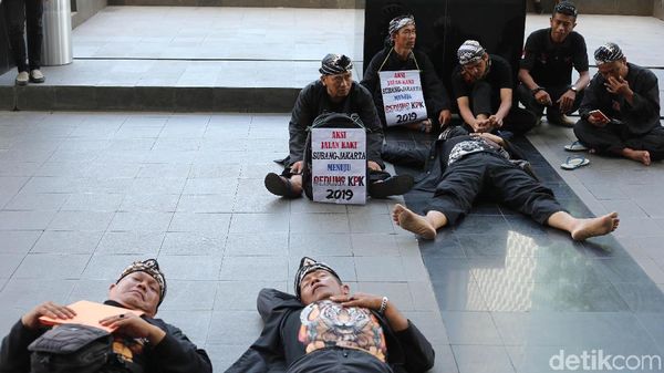 Warga Subang Gelar Aksi Duduk dan Tidur di KPK