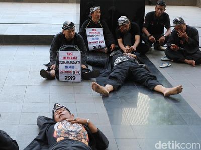 Warga Subang Gelar Aksi Duduk dan Tidur di KPK