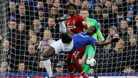 Liverpool mendapat dua kesempatan beruntun setelahnya. Pertama tendangan bebas Trent Alexander-Arnold masih bisa diantisipasi Pickford. Semenit kemudian giliran tendangan Divock Origi menyamping dari sasaran. Phil Noble/Reuters.