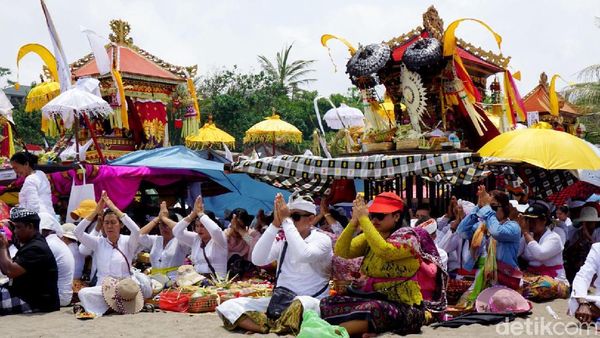 Umat Hindu Gelar Upacara Melasti di Pantai Petitenget Bali