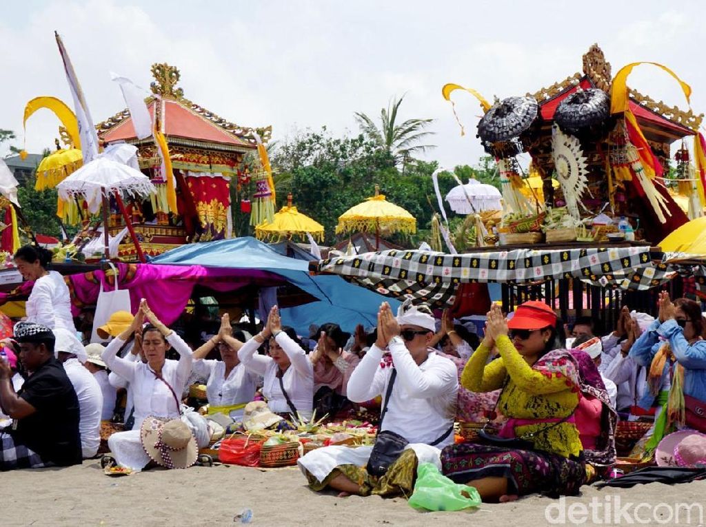 Umat Hindu Gelar Upacara Melasti di Pantai Petitenget Bali Umat Hindu Gelar Upacara Melasti di Pantai Petitenget Bali