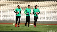 Penjaga gawang timnas (Kiri-kanan) Awan Setho Raharjo, M. Riyandi, dan Satria Tama tampak kompak berlatih.