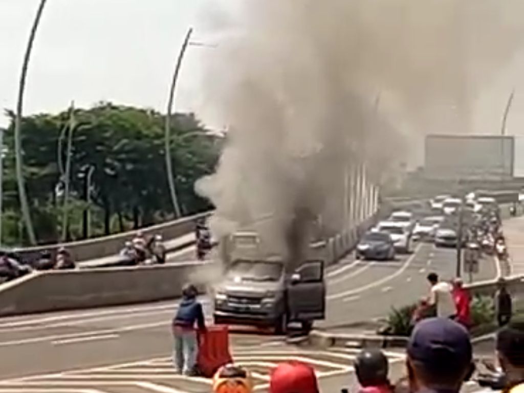 Mobil Terbakar di Flyover Summarecon, Diduga Akibat Konsleting Mobil Terbakar di Flyover Summarecon, Diduga Akibat Konsleting