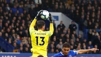 Babak kedua, Everton mencoba mengambil alih permainan. Pada menit ke-51, tuan rumah menciptakan tembakan on target pertamanya melalui tandukan Dominic Calvert-Lewin namun masih bisa ditangkap oleh Alisson Becker. Phil Noble/Reuters.