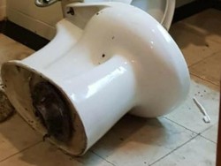 Andi Arief Ditangkap, Kloset Kamar Hotel Peninsula Dibongkar