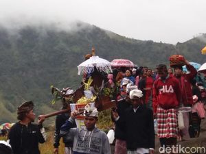 Ini Rangkaian Ritual Sebelum Penyelenggaraan Nyepi di Bromo