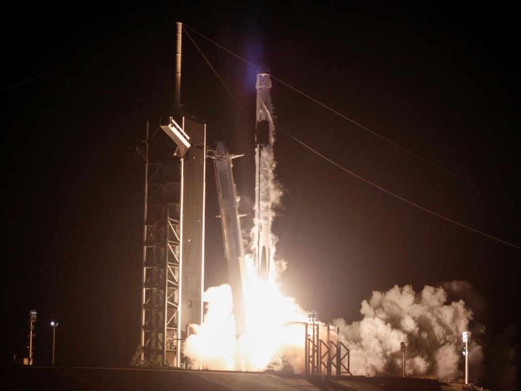 SpaceX Ledakkan Roket dalam Uji Coba Sistem Darurat