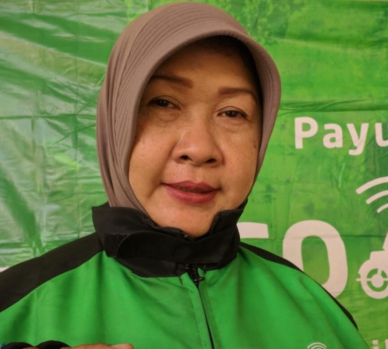 Jadi Driver Go-Jek, Emak-emak Ini Bisa Nabung buat Umrah