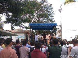 12 Terpidana Mesum di Aceh Dihukum Dicambuk