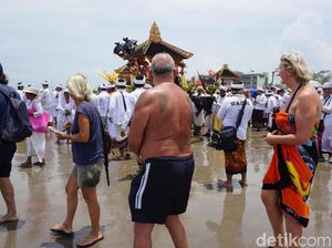 Upacara Melasti di Bali Jelang Nyepi Dikagumi Wisman Upacara Melasti di Bali Jelang Nyepi Dikagumi Wisman