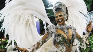 Pesona Para Gadis Penari Samba di Karnaval Brasil