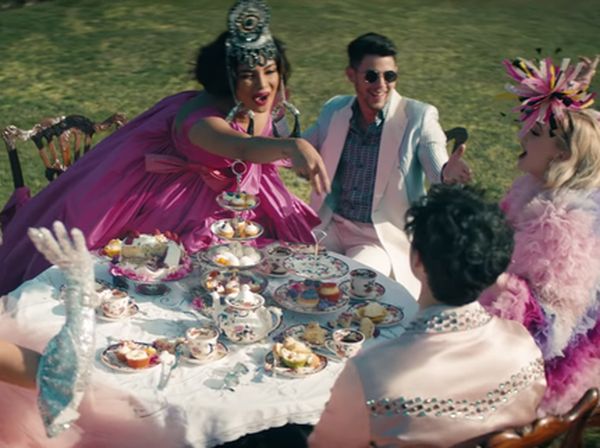 Foto: Glamornya Priyanka Chopra Hingga Sophie Turner di Video Jonas Brother