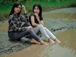 Aksi Gadis di Ciamis Mandi Lumpur Protes Jalan Rusak
