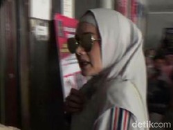 Tanpa Bercadar, Mulan Jameela Jenguk Dhani di Medaeng