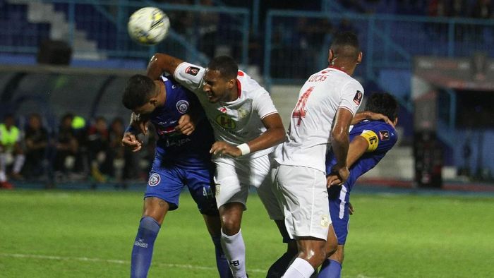Arema FC menang 3-2 atas Barito Putera di laga perdana Grup E Piala Presiden 2019 di Stadion Kanjuruhan, Malang, Senin (4/3/2019). (Foto: Ari Bowo Sucipto/ANTARA FOTO) Arema FC menang 3-2 atas Barito Putera di laga perdana Grup E Piala Presiden 2019 di Stadion Kanjuruhan, Malang, Senin (4/3/2019). (Foto: Ari Bowo Sucipto/ANTARA FOTO)