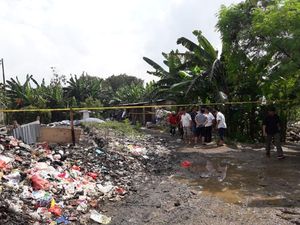 Mayat Pria Terbungkus Plastik Disangkutkan di Jembatan Kali Cibening