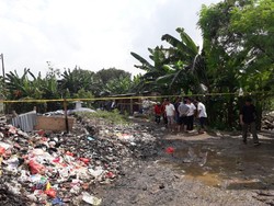 Mayat Pria Terbungkus Plastik Disangkutkan di Jembatan Kali Cibening