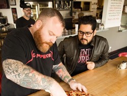 Wouw! Bagel Pizza Jumbo Ini Beratnya Mencapai 2,7 Kg