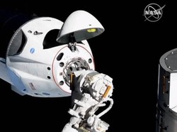 SpaceX Sukses Parkir Kapsul Luar Angkasa di ISS
