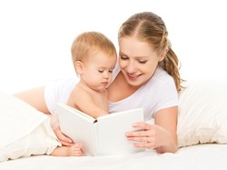 Bun, Tak Ada Kata Terlambat Tanamkan Cinta Baca Buku pada Anak