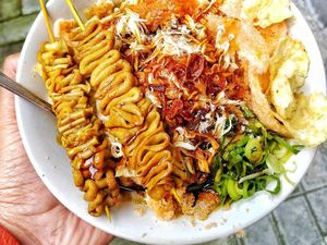 Ini 5 Bubur Ayam Legendaris yang Enak dengan Topping Komplet Ini 5 Bubur Ayam Legendaris yang Enak dengan Topping Komplet
