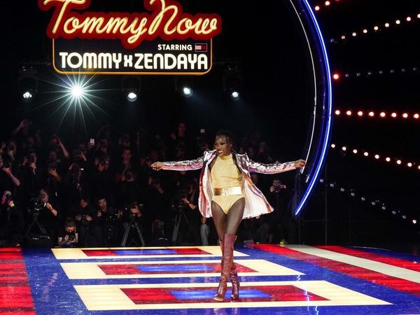 Foto: Aksi Model 70 Tahun yang Bikin Heboh Catwalk Paris Fashion Week