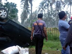 Panik Dikejar Korban, Mobil Pencuri Padi Terguling di Sukabumi