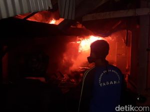 Penampakan Api Mengamuk Bakar Pasar Blok A Kebayoran Penampakan Api Mengamuk Bakar Pasar Blok A Kebayoran