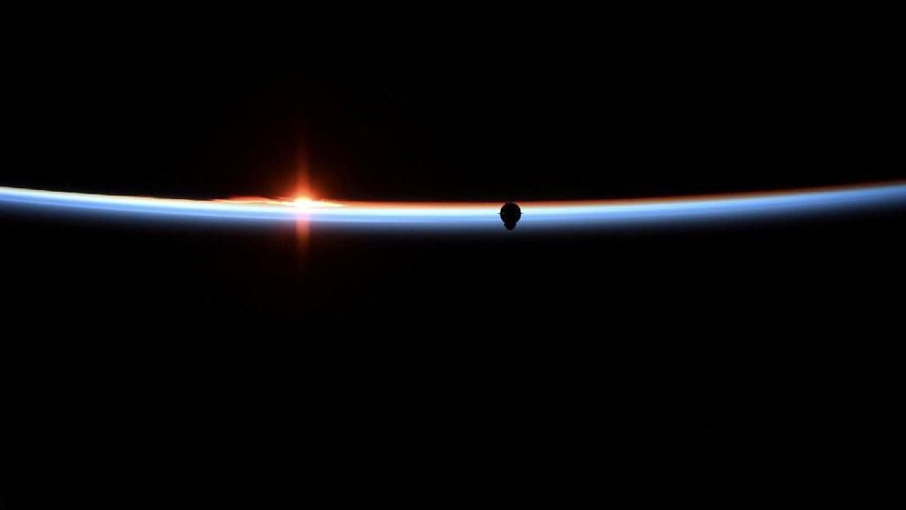 Potret Kece SpaceX Rapatkan Kapsul Luar Angkasa di ISS Potret Kece SpaceX Rapatkan Kapsul Luar Angkasa di ISS