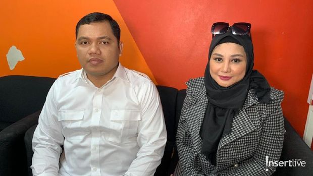 Kuasa hukum dan istri Sandy Tumiwa