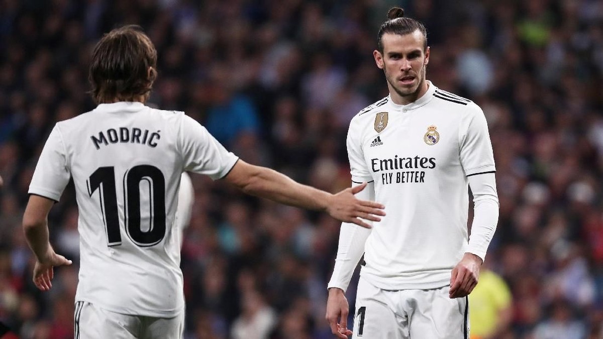 Gareth Bale (kanan) di pertandingan Real Madrid vs Barcelona di Santiago Bernabeu, Minggu (3/3/2019) dini hari WIB. (Foto: Sergio Perez/Reuters)