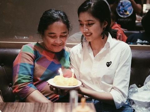 Mikha Tambayong dan ibunda, semasa hidup/