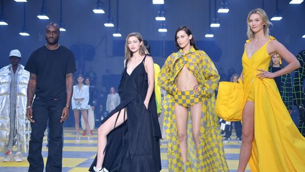 Foto: Adu Gaya Seksi Gigi dan Bella Hadid di Paris Fashion Week