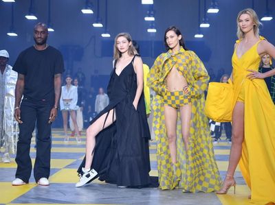 Foto: Adu Gaya Seksi Gigi dan Bella Hadid di Paris Fashion Week