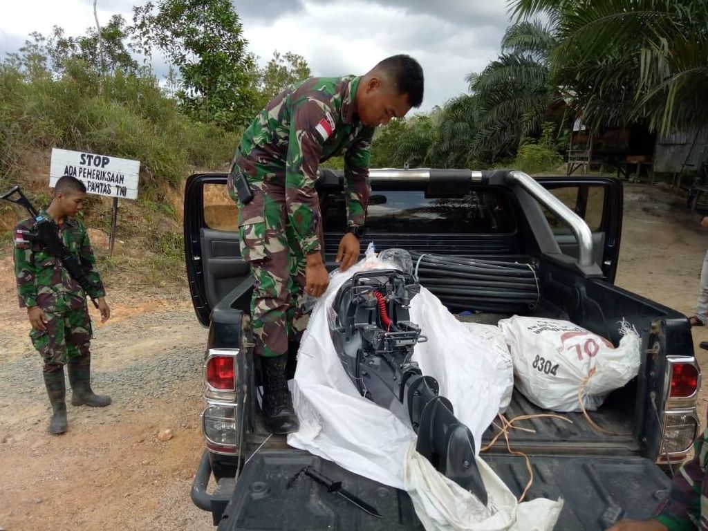 TNI Penjaga Lintas Batas RI-Malaysia Amankan Penyelundupan Mesin Kapal TNI Penjaga Lintas Batas RI-Malaysia Amankan Penyelundupan Mesin Kapal
