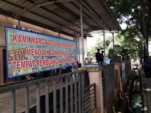 Tuntut Kompensasi, Warga Tutup Akses ke TPA Burangkeng Bekasi Tuntut Kompensasi, Warga Tutup Akses ke TPA Burangkeng Bekasi