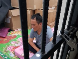 Di Tahanan, Andi Arief Beralas Kasur Pink dan Dekat Kardus
