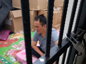 Di Tahanan, Andi Arief Beralas Kasur Pink dan Dekat Kardus Di Tahanan, Andi Arief Beralas Kasur Pink dan Dekat Kardus