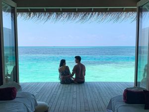 Liburan Romantis Titi Kamal dan Christian Sugiono di Maldives