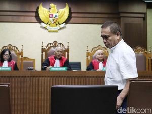Baca Pleidoi, Irwandi Ungkit Perdamaian GAM-RI hingga Bantah Nikahi Steffy