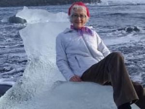 Foto Di Atas Bongkahan Es, Turis Lansia Ini Malah Hampir Hanyut